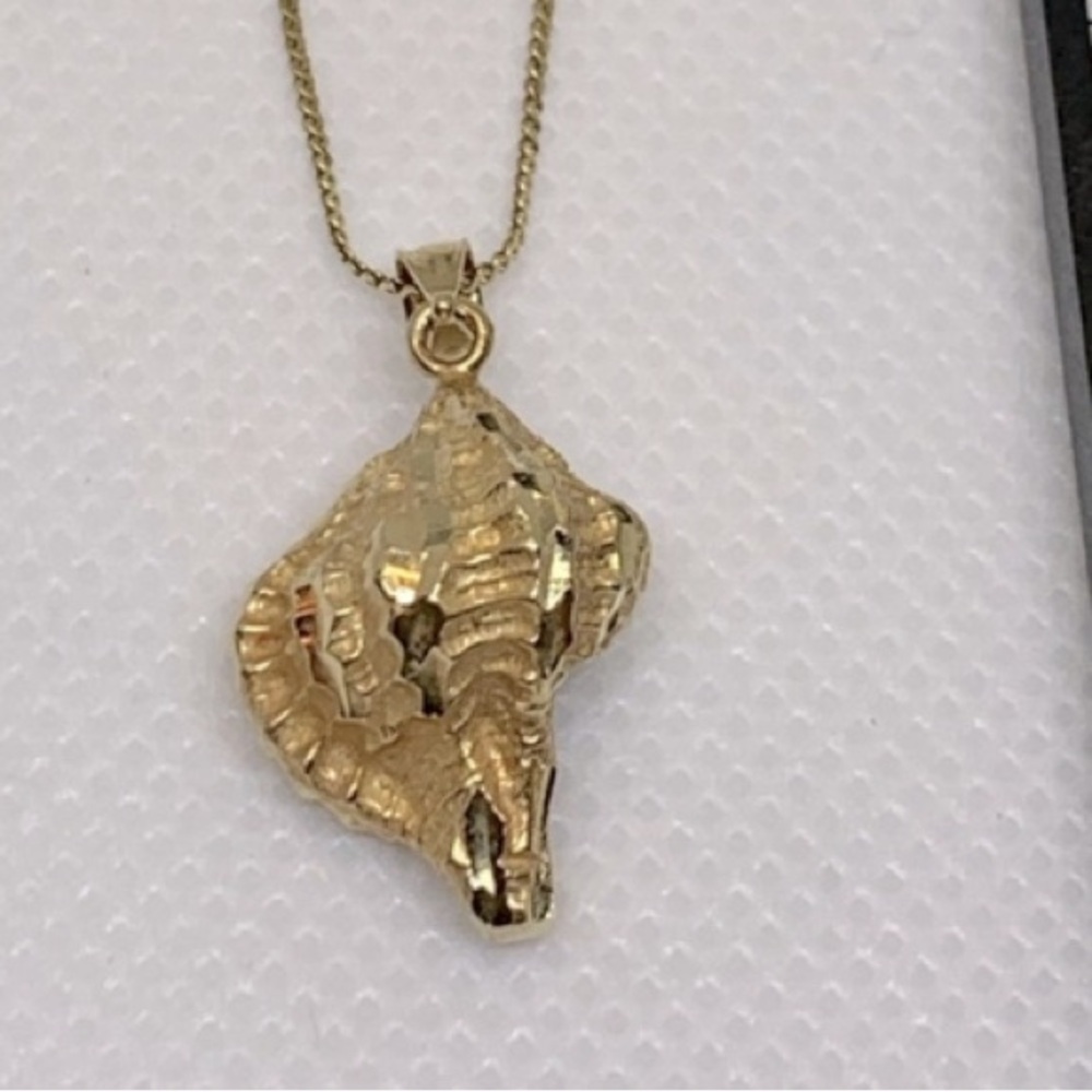 14k solid yellow Gold Shell Pendant. - Picture 2 of 7